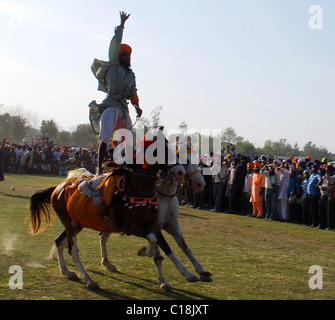 I sikh si radunano in Anandpur Sahib, India, durante la celebrazione della Hola Mohalla, parte del festival di Nihangs, tenutasi durante il Foto Stock