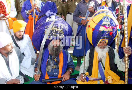 I sikh si radunano in Anandpur Sahib, India, durante la celebrazione della Hola Mohalla, parte del festival di Nihangs, tenutasi durante il Foto Stock