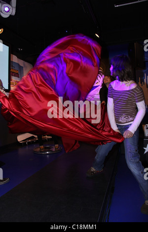 Atmosfera di festa di lancio per lo scoprimento di Miley Cyrus' cera figura al Madame Tussauds' Berlino, Germania - 12.03.09 Foto Stock