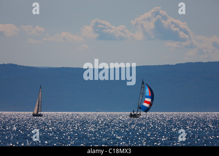 Barche a vela vela nel mare Mediterraneo Foto Stock