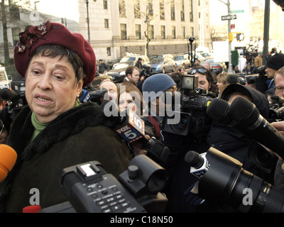 Judith Welling, vittima di Bernard Madoff audizione di Bernie Madoff tenuti presso la US District Court di New York City, Stati Uniti d'America - Foto Stock