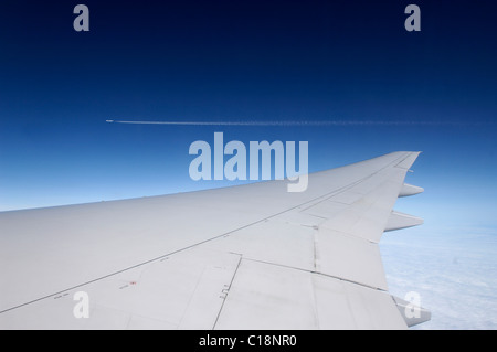 Ala di un aeroplano e piano, 10.000 m alta, Atlantic volo dall'Europa a New York, Stati Uniti d'America Foto Stock