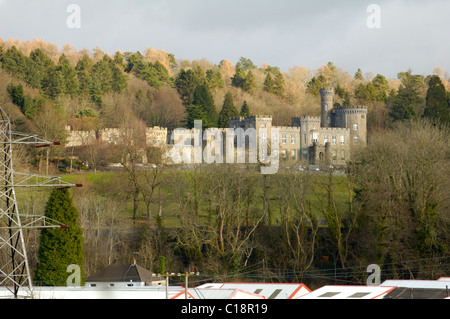 Cyfarthfa Castle soleggiato sulla collina dal lato opposto della valle Taff Foto Stock