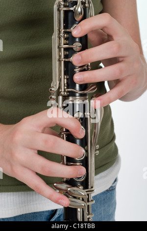 Close-up di un giovane clarinettista le mani giocando un clarinetto. Foto Stock