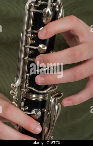 Close-up di un giovane clarinettista le mani giocando un clarinetto. Foto Stock