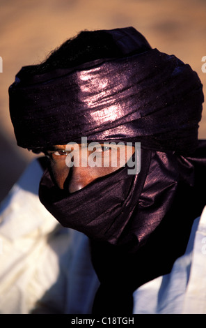 Regione della Libia di deserto di Fezzan (Sahara) Ritratto di un Tuareg in costume tradizionale per Laïd el Kebir (festa della pecora) Foto Stock