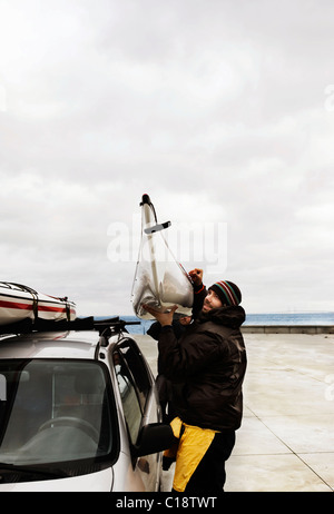 Per gli uomini portano i kayak Foto Stock