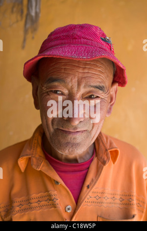 Monaco in un Red Hat presso il Gompa Chemrey, (Ladakh) Jammu e Kashmir India Foto Stock