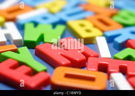 In plastica colorata lettere dell'alfabeto Foto Stock