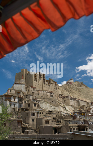 Leh Palace che sovrasta la città vecchia, con il Namgyal Tsemo Gompa dietro, Leh, (Ladakh) Jammu e Kashmir India Foto Stock