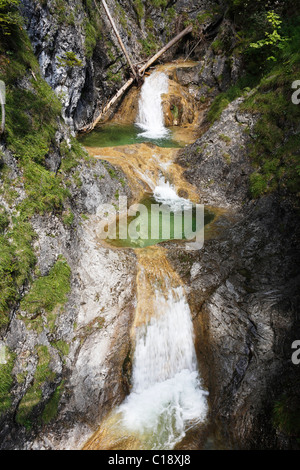 Cascata in Tannermuehle vicino Bayrischzell, Alpi Alta Baviera, Germania, Europa Foto Stock
