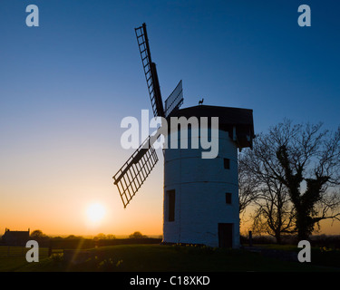 Tramonto a Ashton Windmill vicino a Chapel Allerton, Somerset, Inghilterra. Foto Stock