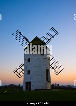 Ashton Windmill al crepuscolo mentre gli uccelli volano sovrastato. Cappella Allerton, Somerset, Inghilterra. Foto Stock