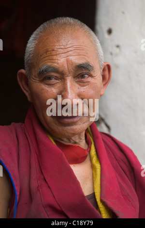 Anziani monaco a Spituk Gompa, nei pressi di Leh, (Ladakh) Jammu e Kashmir India Foto Stock