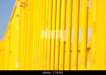 Un modello di verticale giallo brillante ringhiere per scale Foto Stock