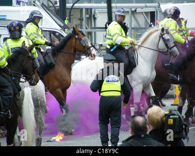 British Polizia lotta per controllare i dimostranti dell'EDL (Inglese Lega della Difesa) a Bradford. Foto Stock