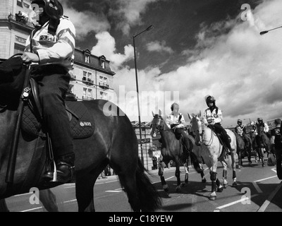 British Polizia lotta per controllare i dimostranti dell'EDL (Inglese Lega della Difesa) a Bradford. Foto Stock