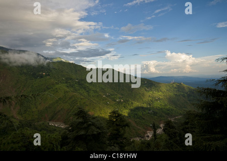 Una vista delle colline ai piedi dell'Himalaya in estate Foto Stock