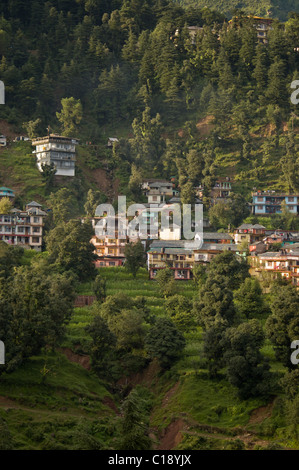 Case su una collina in Dharamsala Foto Stock