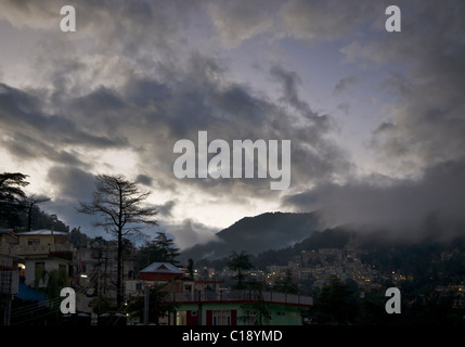 McLeod pista nella luce della sera presso il foothills dell'Himalaya Foto Stock