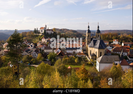 Goessweinstein castello e la basilica nel luogo di pellegrinaggio Goessweinstein in serata sun, Svizzera della Franconia, Franconia Foto Stock