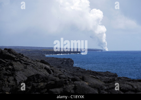 Flussi attivi di lava che fluisce nell'oceano nel vulcano Park, sulla costa sud della Grande Isola, Hawaii, STATI UNITI D'AMERICA Foto Stock