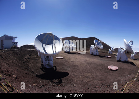 Array submillimetrico, SMA, costituito da otto telescopi di radio a un'altezza di 4080m vicino alla cima del vulcano estinto Mauna Foto Stock