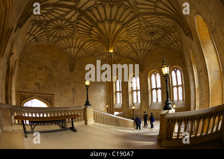 Ventilatore soffitto a volta, 1638, sopra la scala da James Wyatt, 1805, alla sala da pranzo Christ Church College di Oxford University Foto Stock