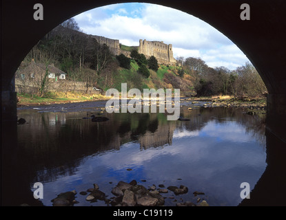 Paesaggio di Richmond Castle & riflessioni in acqua ancora incorniciato da arcata del ponte sul fiume Swale Richmond North Yorkshire England Regno Unito Foto Stock
