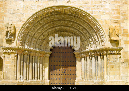 Portico romanico. Chiesa di Puente La Reina. Navarra. Spagna Foto Stock