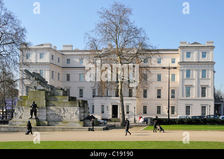 Esterno Lanesborough neoclassico Hotel 5 stelle lusso costoso hotel con Royal Artillery War Memorial inverno alberi Hyde Park Corner London REGNO UNITO Foto Stock