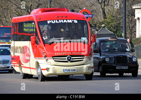 Pullman executive Mercedes-Benz mini pullman Viaggi in autobus a fianco di nero a Londra con Taxi (oscurato volti) guida in Hyde Park Corner Londra Inghilterra REGNO UNITO Foto Stock