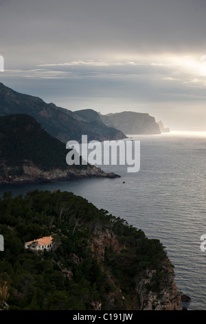 Scena costiere dal Mirador de Ses anime a Punta d'Es Verger vicino a Banyalbufar, costa ovest di Maiorca, isole Baleari, Spagna. Foto Stock