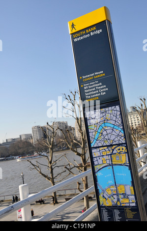 Leggibili Londra wayfinding strada segno su Waterloo ponte sopra il fiume Tamigi e il complesso di Southbank Foto Stock