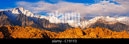 Luce di Alba sul Monte Whitney dall'Alabama Hills, Sequoia National Park, California USA Foto Stock