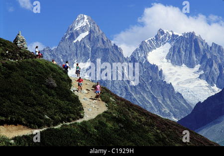 Francia, Haute Savoie, escursioni nel massiccio del Monte Bianco, Aiguille du Chardonnet e Aiguille d'Argentiere in background Foto Stock