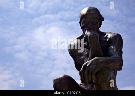 Le Penseur, il pensatore, da Auguste Rodin nel giardino del Museo Rodin, Parigi, Francia, Europa UE Foto Stock