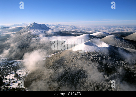 Francia, Puy de Dome (vista aerea) del Puy de Dome e il Puy de Pariou in inverno Foto Stock