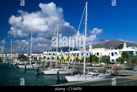 Barche a vela in Playa Blanca, Lanzarote, Isole Canarie, Spagna, Europa Foto Stock