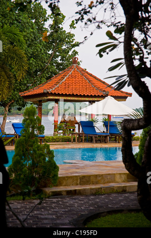 Un paio di Bali gode di una romantica il pranzo sulla spiaggia di fronte al di sotto di una balla nel villaggio di Pemuteran sulla costa ovest. Foto Stock