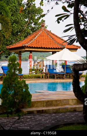 Un paio di Bali gode di una romantica il pranzo sulla spiaggia di fronte al di sotto di una balla nel villaggio di Pemuteran sulla costa ovest. Foto Stock