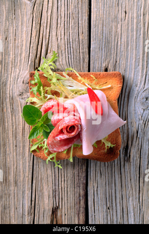 Prosciutti e salami su pane tostato - tettuccio Foto Stock