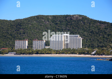 Gli hotel Hamilton Resort si trovano su una costa tropicale con lussureggianti colline verdi e un cielo azzurro cristallino sullo sfondo delle isole Whitsunday Qld Australia Foto Stock