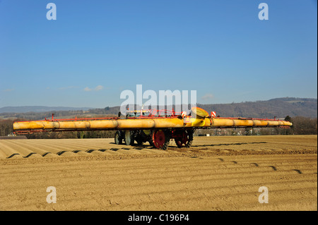 La spruzzatura di erbicida su un neo-piantati campo di patate, prima del rivestimento con il vello di proteggere contro le gelate tardive Foto Stock