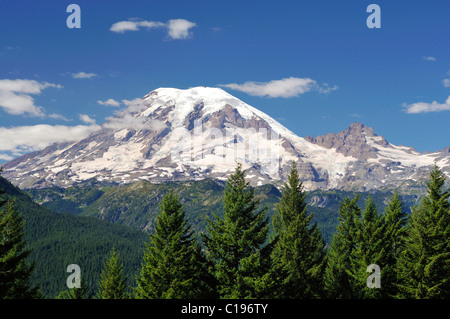 Ghiacciate cresta del monte Rainier, Mt. Rainier National Park, Washington, Stati Uniti d'America Foto Stock