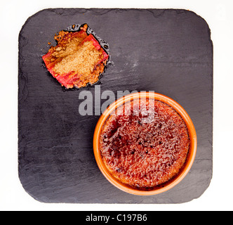 Il dessert creme brulee con arrosti di rabarbaro e anice stellato biscotto su una lista 116479 Food20 Foto Stock