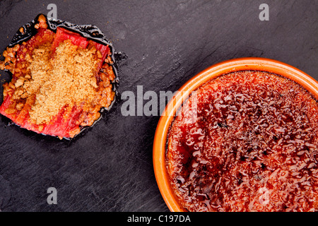 Il dessert creme brulee con arrosti di rabarbaro e anice stellato biscotto su una lista 116480 Food20 Foto Stock