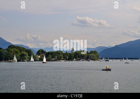 Vista da Gstadt alla Fraueninsel sul Chiemsee, Chiemgau, Alta Baviera, Baviera, Germania, Europa Foto Stock