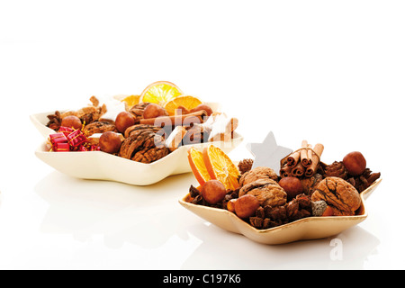 Decorazione di natale, noci, essiccato fettine di arancia, cinnammon baccelli, marzapane patate, rosso pacchi e anice stellato in a forma di stella Foto Stock