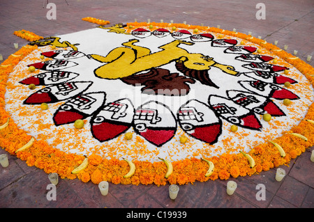 Aztec Ofrenda che rappresenta il livello Iztepetl di Mictlan (ADE), una collina dove il corpo è stato tagliato dai coltelli di selce Foto Stock